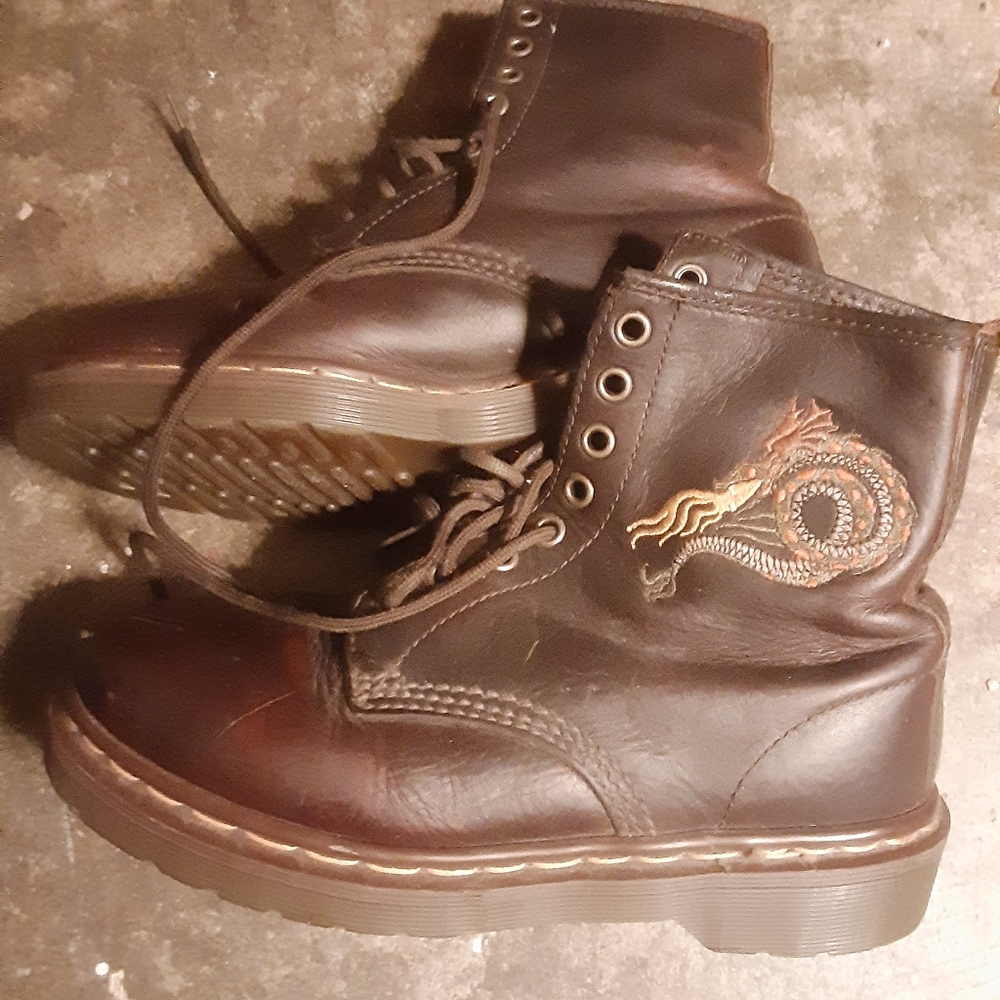 RARE, Vtg Doc Martens with embroidered dragon. UK5 7 extra shoelaces included